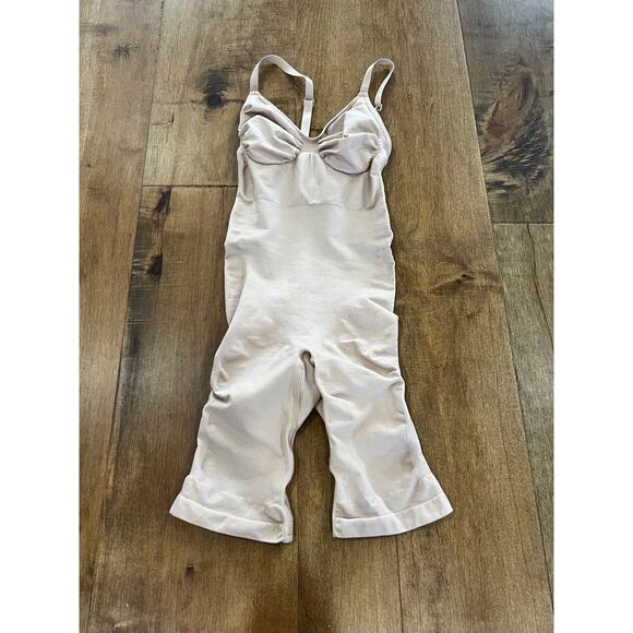 SKIMS Mid Thigh Sculpting Bodysuit - Picture 2 of 4